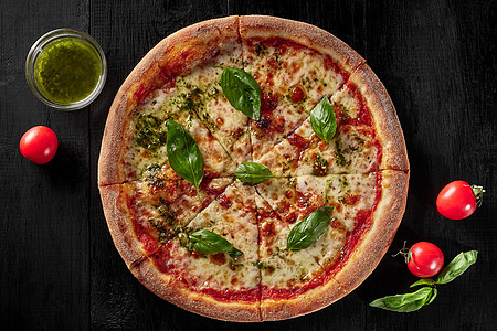 马格赫莉塔披萨的顶端景色 番茄 莫扎里拉 巴西尔图片