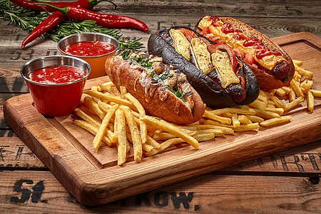 酒吧菜单带薯条和木板酱汁的热狗背景