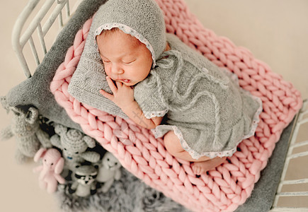 新生儿女婴画像午睡家具工作室睡眠女孩帽子婴儿说谎孩子幸福图片