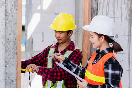 男性工业建筑工人安装程序 用计量磁带测量木制门的安装过程公寓宽度窗户建设者锁匠尺寸统治者职业维修房间图片