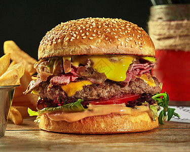汉堡盒汉堡加牛肉肉饼 火腿 奶酪 焦糖洋葱 绿色和番茄背景