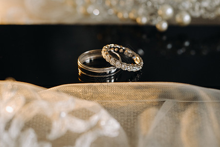 一对金婚戒指 两只结婚戒指纪念日金子庆典宝石传统订婚珠宝热情蜜月圆圈图片