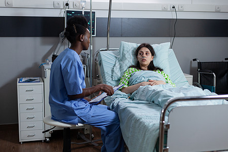 护士在日常访问咨询低 spo2 饱和度的妇女期间监测患者的生命机能图片