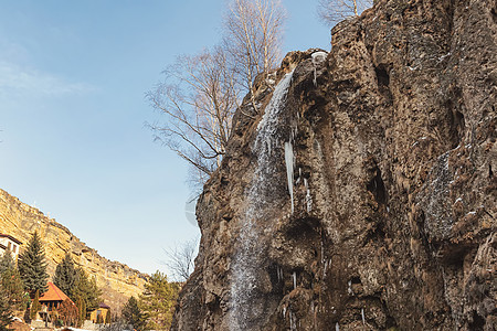 连冬天都不会冻结的小瀑布 与冰柱一起掉下悬崖图片