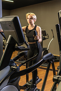 女青年 为健身锻炼从运动运动装上娱乐运动服 积极教练训练员;心电图周期生活和健身图片
