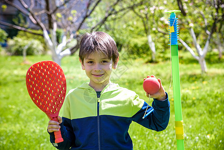 快乐的男孩正在夏日露营中玩绳子球滚球游戏 享受休闲 健康活跃的户外活动时间的概念校园玩家娱乐橙子系绳花园绳索朋友们排球闲暇图片