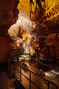 穿越印第安纳州地下洞穴的巡航路线 岩石形成岩层有斯塔拉格米人和石化物图片