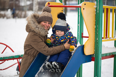 冬天公园的幸福母亲和婴儿 家庭户外 快乐的母亲与孩子一起生活情感儿子母性女士活动娱乐衣服森林喜悦男生图片