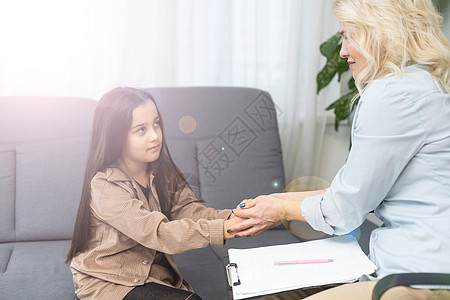 幼儿心理学家 与女童一起工作问题说话办公室治疗师房间绘画心理学顾问女性精神科图片