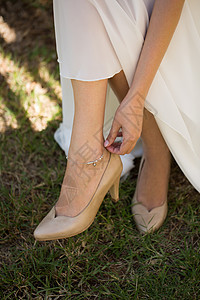 新娘在她的腿上贴了结婚装饰图片
