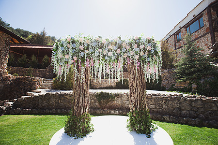 酒店的户外婚礼仪式装饰庆典椅子水池天空热带海滩马夫风格花园新娘图片