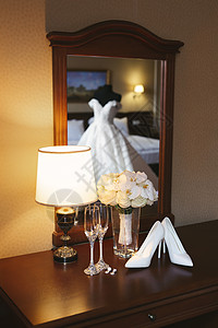 模特儿上的婚纱在镜子中以鞋子 花束和眼镜为背景 反映在镜子中剪裁空气女孩裙子婚姻房间模型婚礼庆典衣服图片