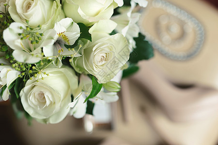 白色鲜花的精美婚礼花束图片