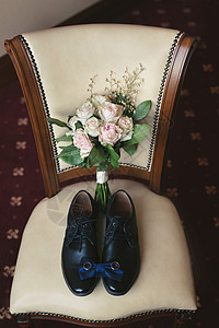 男鞋 花束 领带和戒指放在椅子上 从上面看配件靴子新娘男人胸花套装仪式鞋类夹克玫瑰图片
