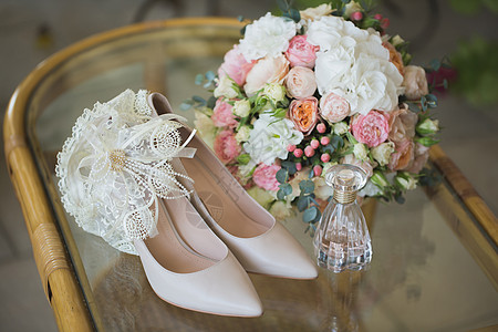 用鲜花和香水的花束织鞋女士风格奢华耳环婚礼珠宝仪式瓶子庆典玫瑰图片
