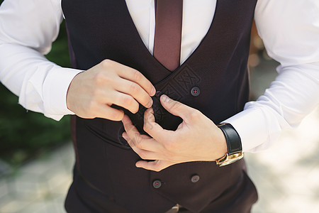 男人穿上结婚西装 扣上纽扣婚礼男性按钮人士衣服商业老板新娘裙子外套图片