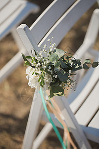 婚礼椅子上装饰的鲜花贴近了图片