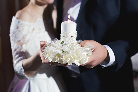 婚礼仪式 准婚约 新娘和新郎 手里握着一根大蜡烛套装幸福男人新婚教会夫妇男性女性文化家庭图片