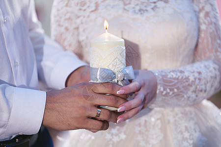 婚礼仪式 准婚约 新娘和新郎 手里握着一根大蜡烛婚姻裙子订婚幸福教会宗教女性套装夫妻手指图片