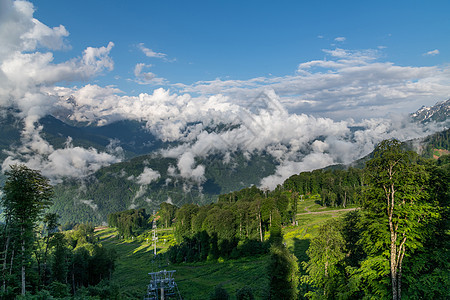 高加索山脉有树木 云云和电缆车 俄罗斯天空高山旅游高度假期建筑森林娱乐顶峰闲暇图片