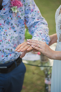 结婚戒指在新婚夫妇手中图片