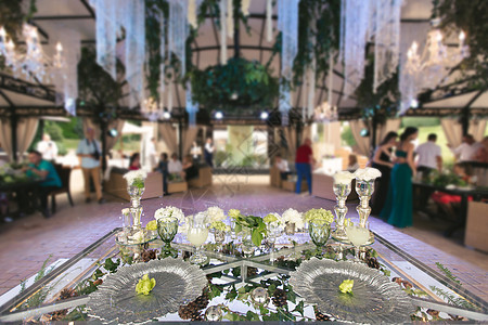 美丽的婚礼宴会厅 装饰着鲜花图片