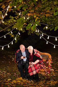 爷爷和奶奶在公园喝茶男人男性乐趣回忆婚姻祖父女士幸福老年格子图片