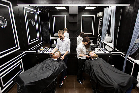 在理发店工作 有两位高手在上班理发客户沙龙造型师女士护理店铺剪刀胡须刮胡子背景图片