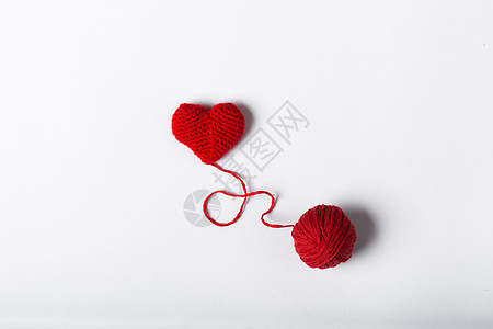 白色背景的羊毛球和心脏形状 心型羊毛线 爱克罗切特艺术钩针纺织品爱好热情线索材料手工浪漫针织图片