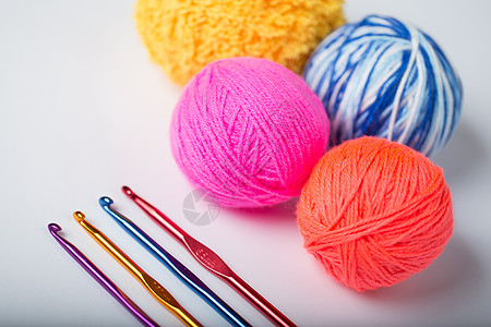 一组白色背景的多彩色线纹和编织针头球爱好工艺纤维线圈针线活材料棉布针织缝纫细绳图片