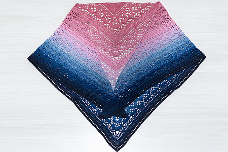 白色背景的围巾粉红色和蓝色服装织物针织羊毛披肩领带季节天气纺织品衣服图片