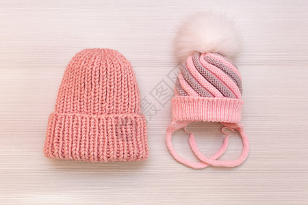 白色背景的两顶粉红色编织帽图片
