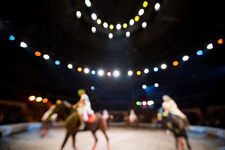 马戏团骑马 背景模糊 在马戏团圆顶下图片