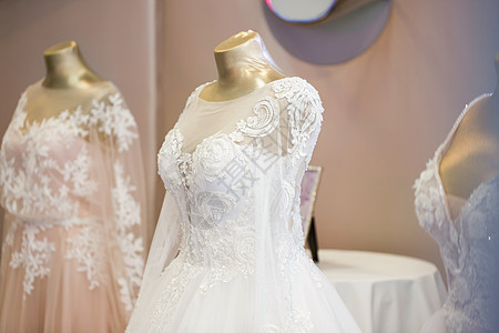 在时装展上展示的婚纱人体织物店铺戏服新娘蕾丝丝绸马夫裙子纺织品图片