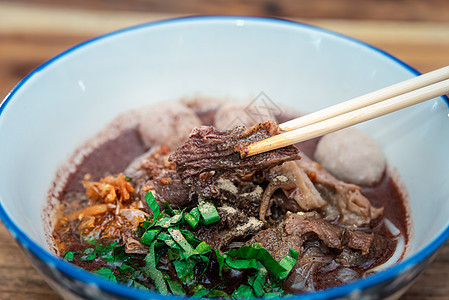 清牛肉面和肉球汤汤炖盘子面条蔬菜餐厅饮食牛肉美食食物早餐奶牛图片