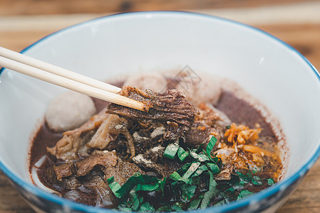 清牛肉面和肉球汤汤炖营养早餐美食食物饮食传统午餐盘子蔬菜烹饪图片