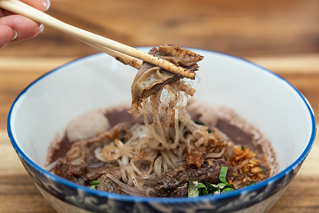 清牛肉面和肉球汤汤炖餐厅营养牛肉午餐奶牛美食烹饪饮食面条蔬菜图片