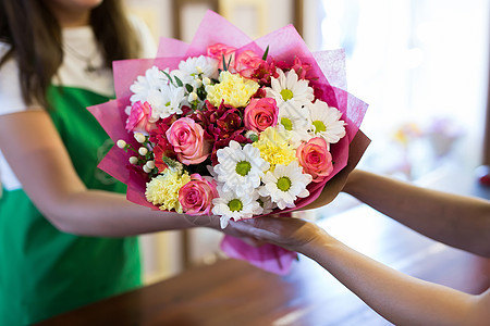 花店会给客户一束漂亮的花朵工作成人植物园艺商业助手女士女性市场工人图片