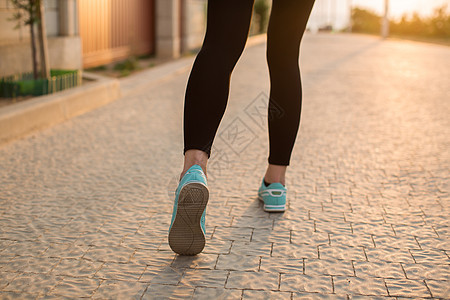 妇女健身日出慢跑锻炼健康概念 在公路上紧贴鞋子的路上跑步活力耐力身体闲暇活动娱乐训练运动员慢跑女孩图片