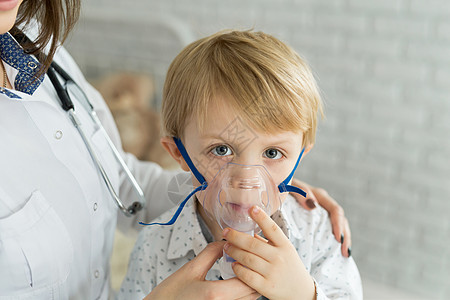 宝宝淋浴医生用吸入器面罩对哮喘吸入治疗小男孩进行药物吸入治疗男生孩子攻击婴儿咳嗽治愈儿科药品过敏医院背景