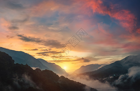 全景山和日落高山太阳光爬坡薄雾阳光风景太阳远足公园天气图片