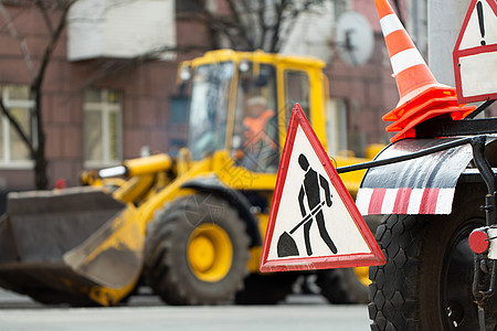 道路工地上的警告街道标志图片