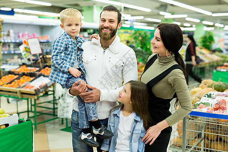 年轻家庭在超市中生儿育女的肖像图片