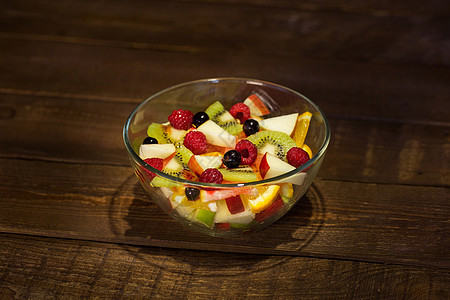 美味的水果沙拉盘 在餐桌上特写沙拉橙子美食乡村盘子午餐浆果食物柚子早餐图片