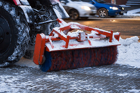 拖拉机晚上在路上刷雪工人院子卡车橡皮车辆暴风雪城市行动街道人行道图片