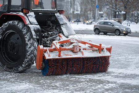 拖拉机晚上在路上刷雪工作暴风雪车轮院子机械降雪工人服务路面打扫图片