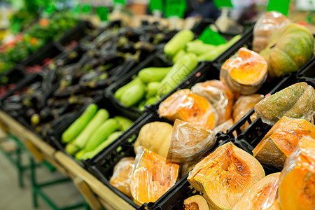 在超市的农产品过道上有很多蔬菜摊位杂货店店铺茄子市场胡椒销售团体饮食橙子图片