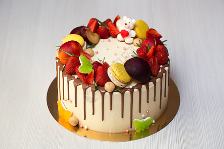一个有草莓和巧克力条纹的明亮蛋糕覆盆子婚礼乡村馅饼浆果甜点面包礼物派对奶油图片