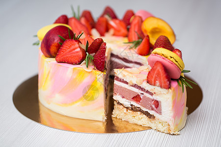 蛋糕黄色和粉红色斑点 草莓 桃子 蛋白杏仁饼干 迷迭香 切蛋糕 一块蛋糕图片