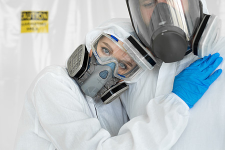 Corona病毒流行病的爆发 医生身穿清洁防护服 有防毒呼吸器图片